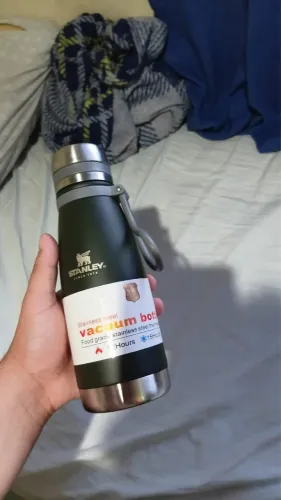 Copos, garrafa e fone de ouvido