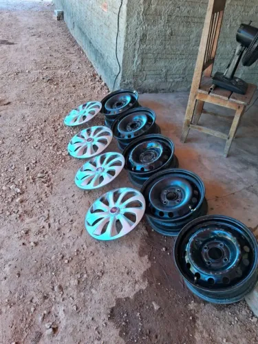 5 rodas de ferro aro 14 da Ford semi vovas vai com às Carlotas valor 1.100 todas