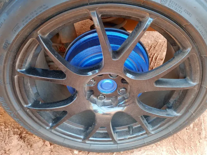 Pneus e aro semi novos
