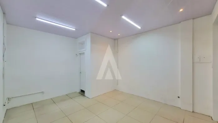 Loja comercial de 19 m² e 01 lavabo no Centro em Joinville.