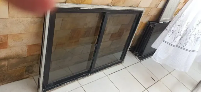 Vendo janela em alumínio preto
