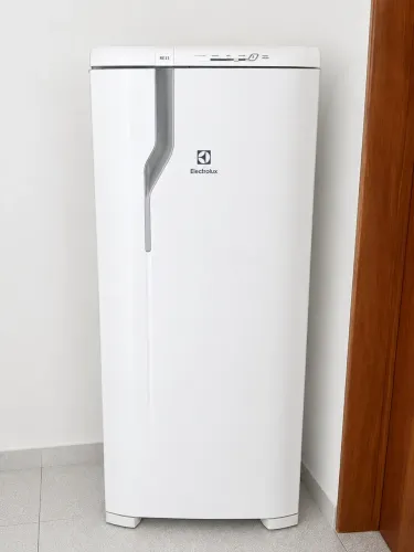 Vendo Geladeira Electrolux RE31 240 litros, branca, 1 porta