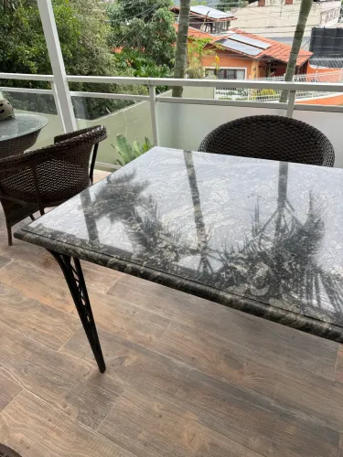Mesa de granito com pés de aço , de estilista ! 