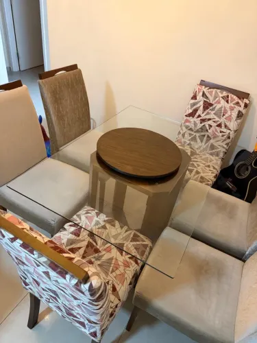 Mesa com tampo de vidro e 6 cadeiras
