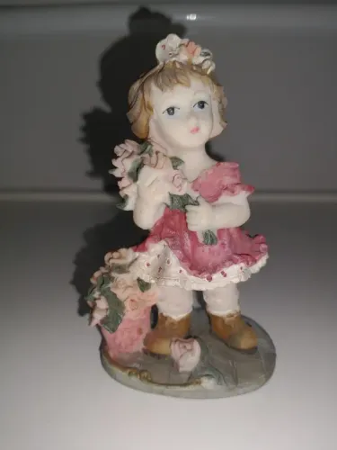 Bibelô Menina com flores