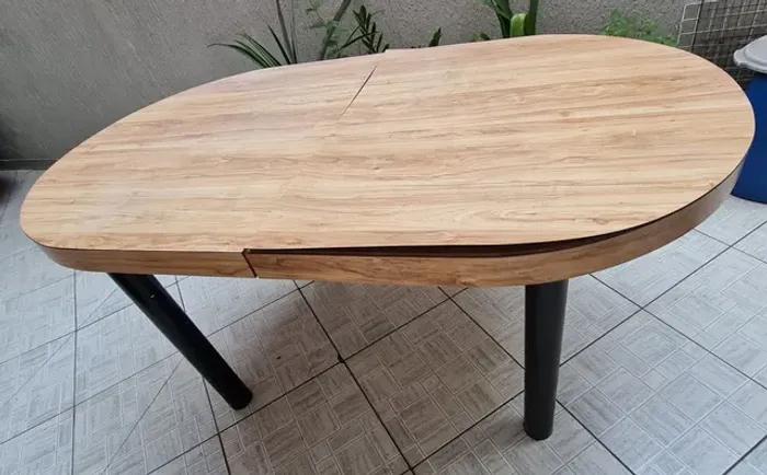 Mesa de Madeira extensível.