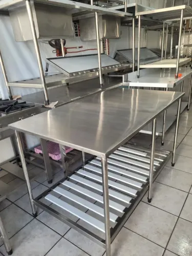 MESA INOX COM PANELEIRO GRADEADO 