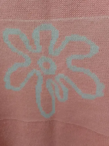 Camisa de tricô rosa com flor branca