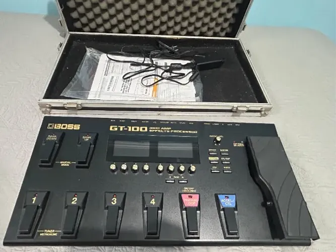 PEDALEIRA MULTI-EFEITO BOSS GT-100 COMPLETA + CASE 