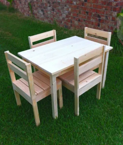 MESA COM QUATRO CADEIRAS