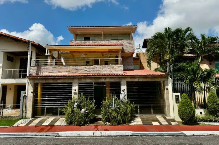 Casa à venda no Cond. Altos de Pinheiros, 4/4, 379m2, 1.200M