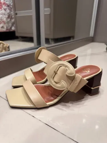 Tamanco feminino em couro bege Capidarte