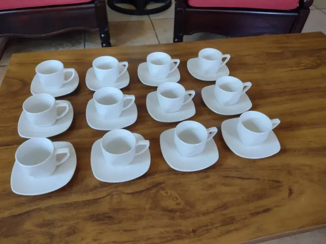 Conjunto de 12 xícaras de cafezinho em Porcelana