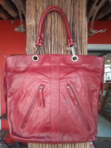 Bolsa, em couro natural, da marca Habucintu's.