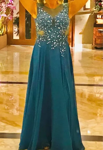 Vestido azul longo bordado pedraria