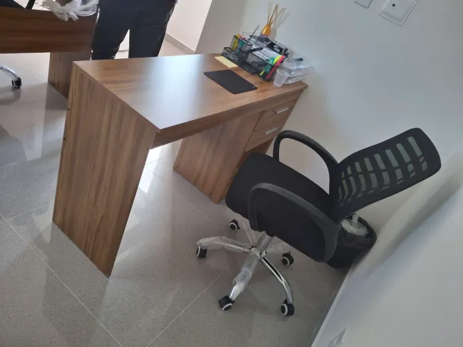 Conjunto de Escritório: Mesa e Cadeira Ergonômica