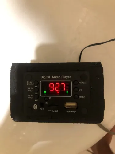Bluetooth, USB, rádio fm, auxiliar, cartão de memória