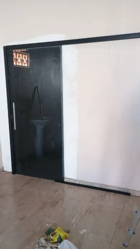 Porta de vidro temperado com estrutura metálica