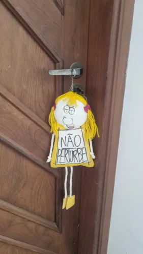 Boneca de Pano Artesanal Aviso de Porta - NÃO PERTURBE