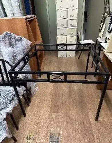 Mesa de ferro preta com tampo de vidro  e conjunto de 4 cadeiras