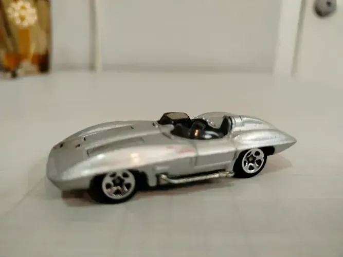 Miniatura Corvette Stingray 2002 Hot Wheels 1/64 Prateado