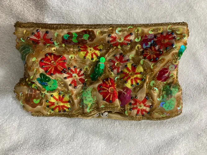 Bolsa de mão bordada com paetês