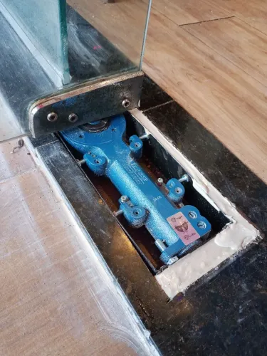 Manutenção-Montagem em mola de porta pivotante