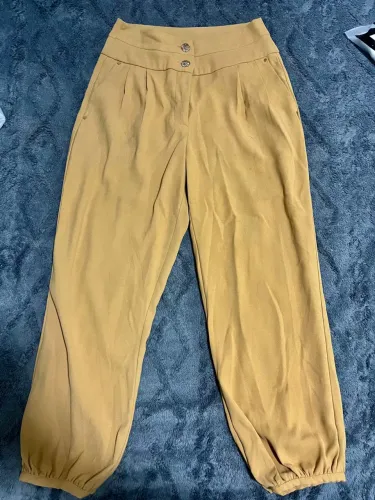 Calça de tecido bege com botões 