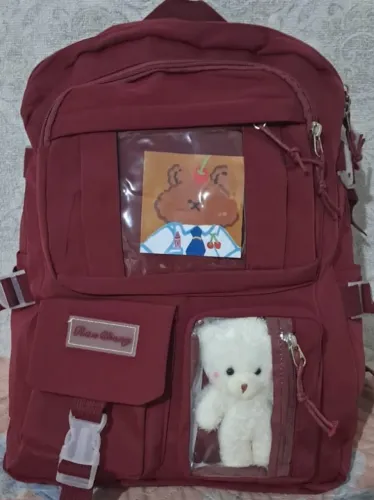 [Nova] Mochila Cor de Vinho Grande com Ursinho de Pelúcia Branco. Últimas Unidades!