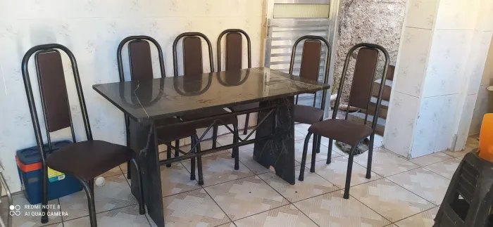 Vende-se mesa de pedra com 6 cadeiras 1.000,00 reais 