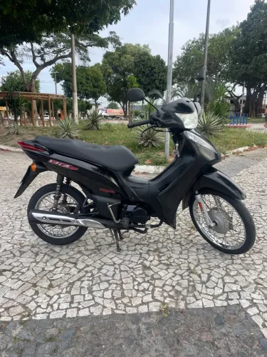 Honda Biz 100 com partida elétrica.