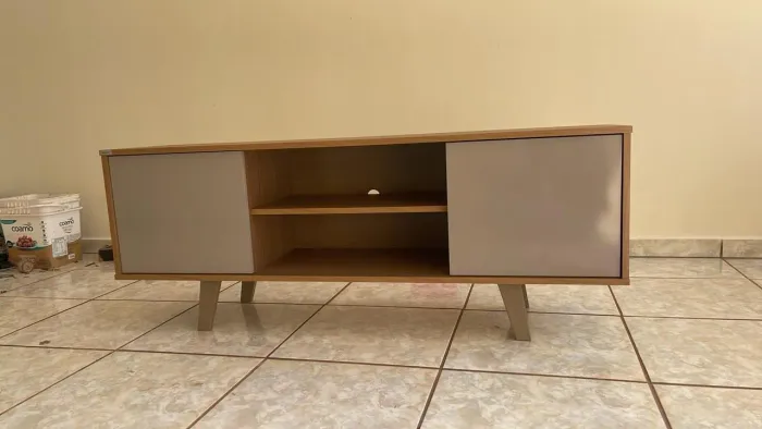 Rack para TV com 2 portas e 1 prateleira