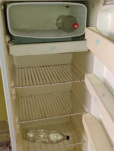 Uma geladeira pequena funcionando 