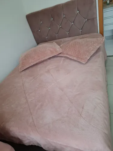 Cobertor rosa de veludo. + 2 capas de almofadas + 2 almofadas.