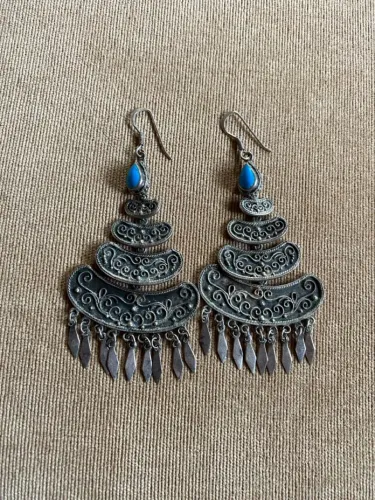 Brincos Estilo Tribal Indiano com Detalhes Turquesa