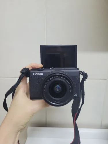 Câmera Canon M200 + Lente 15-45mm + bateria adicional + carregador bateria + tripé