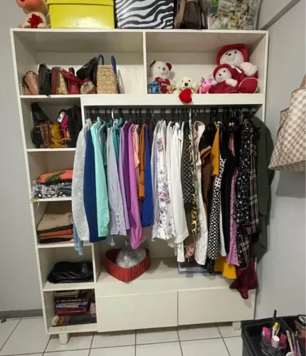 Guarda-Roupa Compacto com Arara e Prateleiras