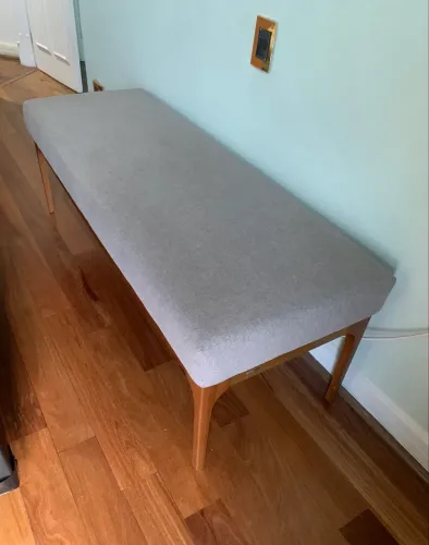 Banco de madeira estofado linho