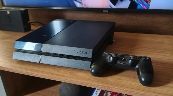 Playstation 4 1TB desbloqueado versão 12.00 completo 2 controles e caixa original!