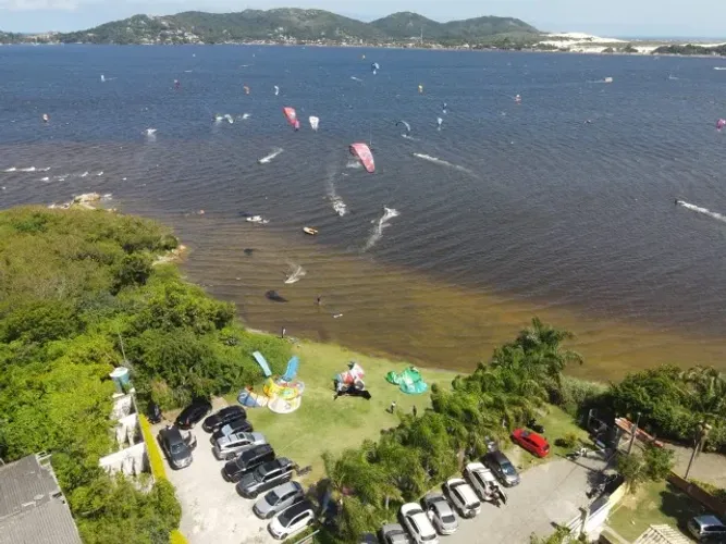 Aulas de Kitesurf/Wingfoil em Florianopolis com barco de apoio!