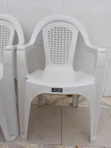 Cadeiras de plástico