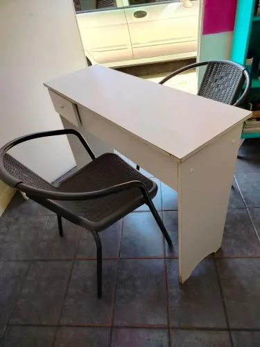 Mesa para Manicure com 2 cadeira de aço 