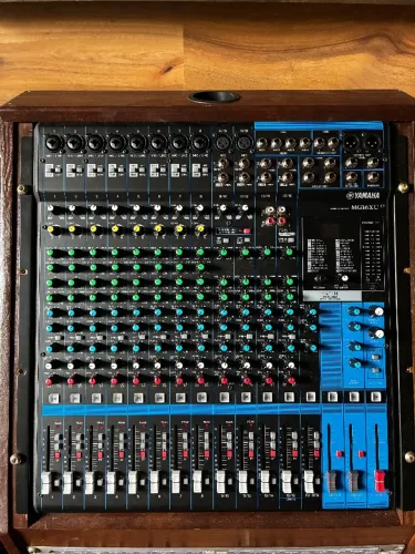 Console Yamaha MG16XU