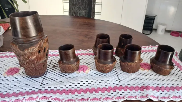 Conjunto de vasos decorativos em madeira rústica