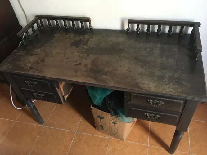 Escrivaninha ou aparador de madeira maciça antigo