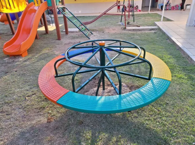 Carrossel infantil para playground