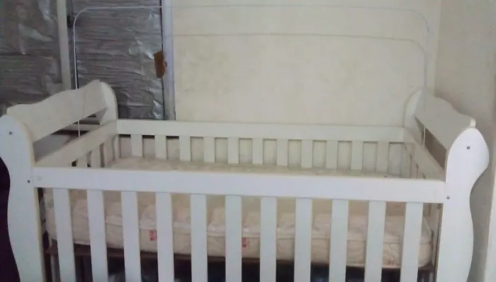 Vendo berço infantil branco que vira minicama $350 aceito ofertas