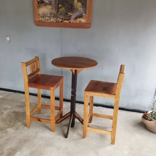 Jogo Bistrô/ mesa mais 2 banquetas 