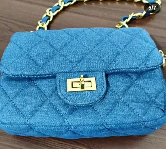 Bolsa jeans com duas alças transversal e de mão fecho e detalhes dourados corrente na alca