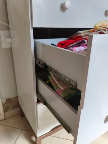 Cômoda para quarto infantil com corrediças telescópicas reforçada e pés em Metalon l
